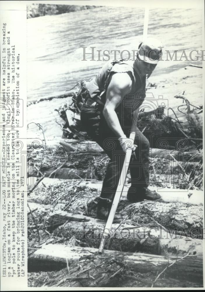 1971 Wire Photo Virgil Profitt breaking logjam at Clearwater River in Idaho - Historic Images