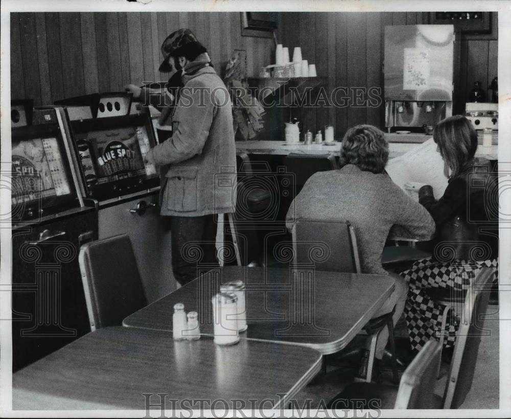 1973 Press Photo Slot machine at St. Clairsville Ohio - cvb03107 - Historic Images