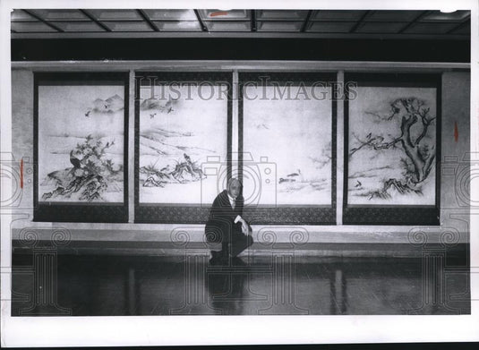 1970 Press Photo Sherman Lee poses at the 16th century ink on silk panels - Historic Images