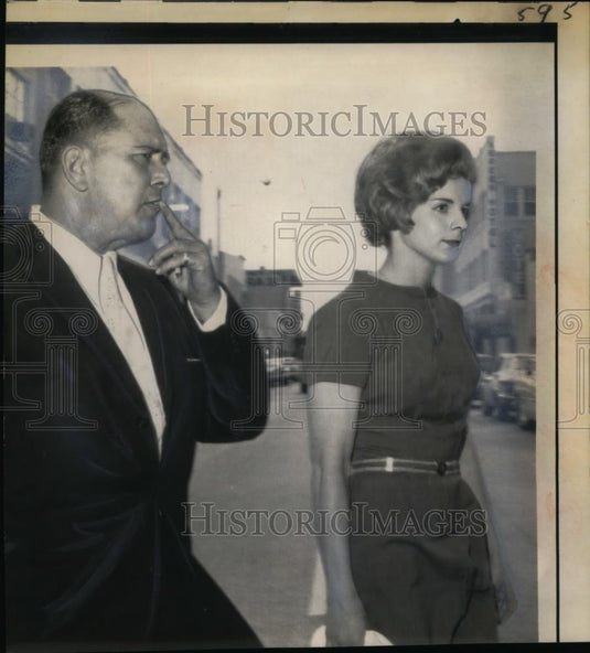 1963 Press Photo Ilona Marita Lorenz of Venezuela & atty M Rosenberg in Miami - Historic Images