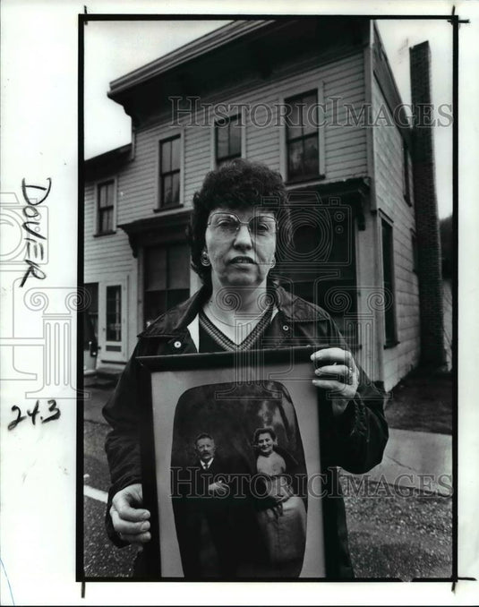 1989 Press Photo Barbara Cunningham Holds her Great Grandfather's Portrait - Historic Images