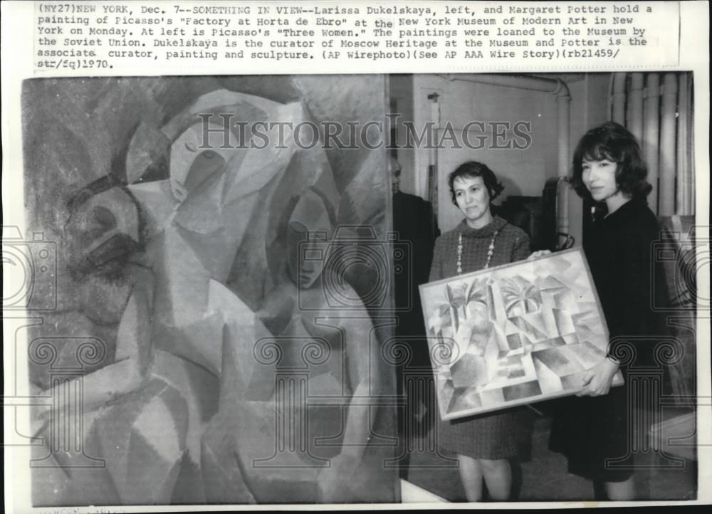 1970 Wire Photo Larissa Dukelskaya and Margaret Potterwith Picasso paintings - Historic Images