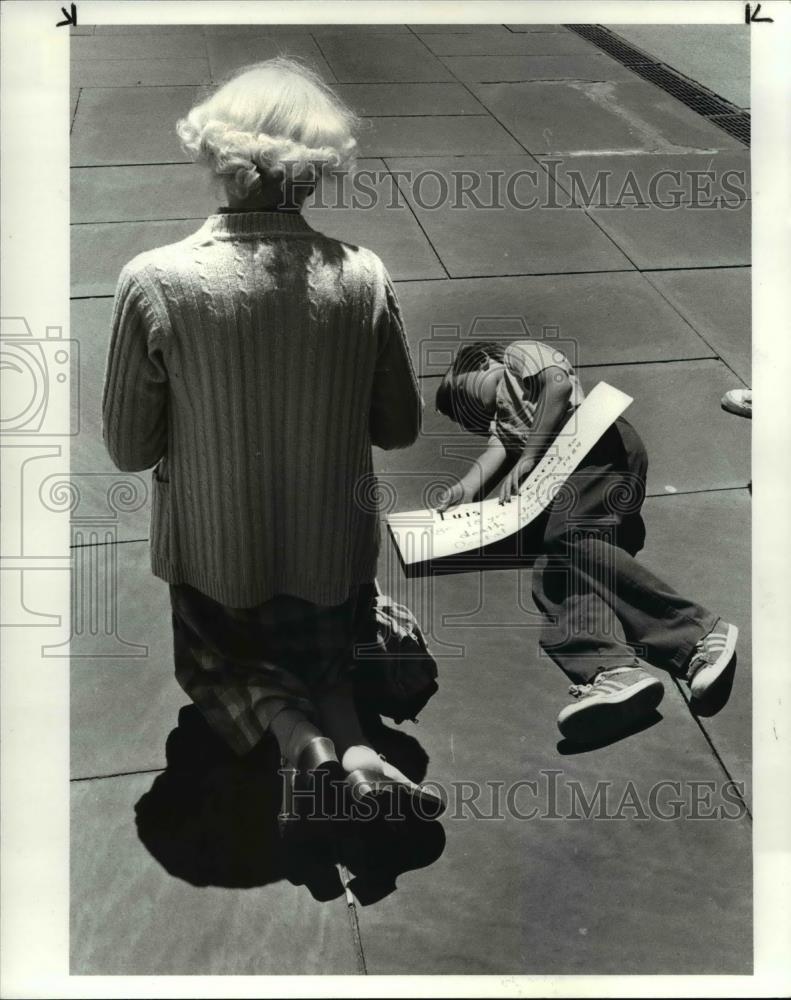 1984 Press Photo Amelia Hopkins prays for the dead and injured - cva76457 - Historic Images