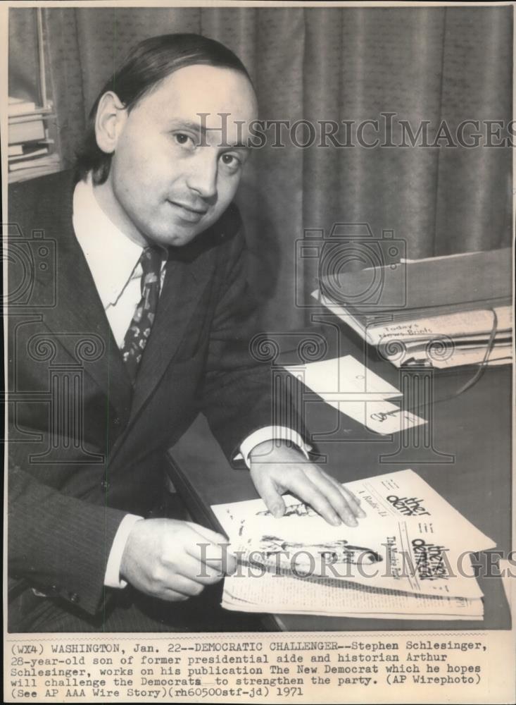 1971 Wire Photo Stephen Schlesinger Works on His Publication &quot;The New Democrat&quot; - Historic Images