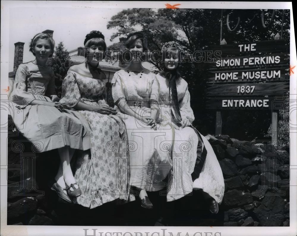 1966 Press Photo Girls at the Simon Perkins Home Museum entrance - cvb01064 - Historic Images