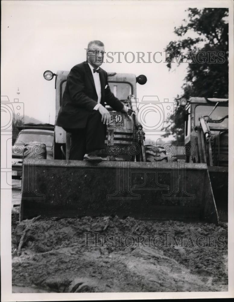 1959 Press Photo Louis Drasler on front end of unloader scraping mud - Historic Images