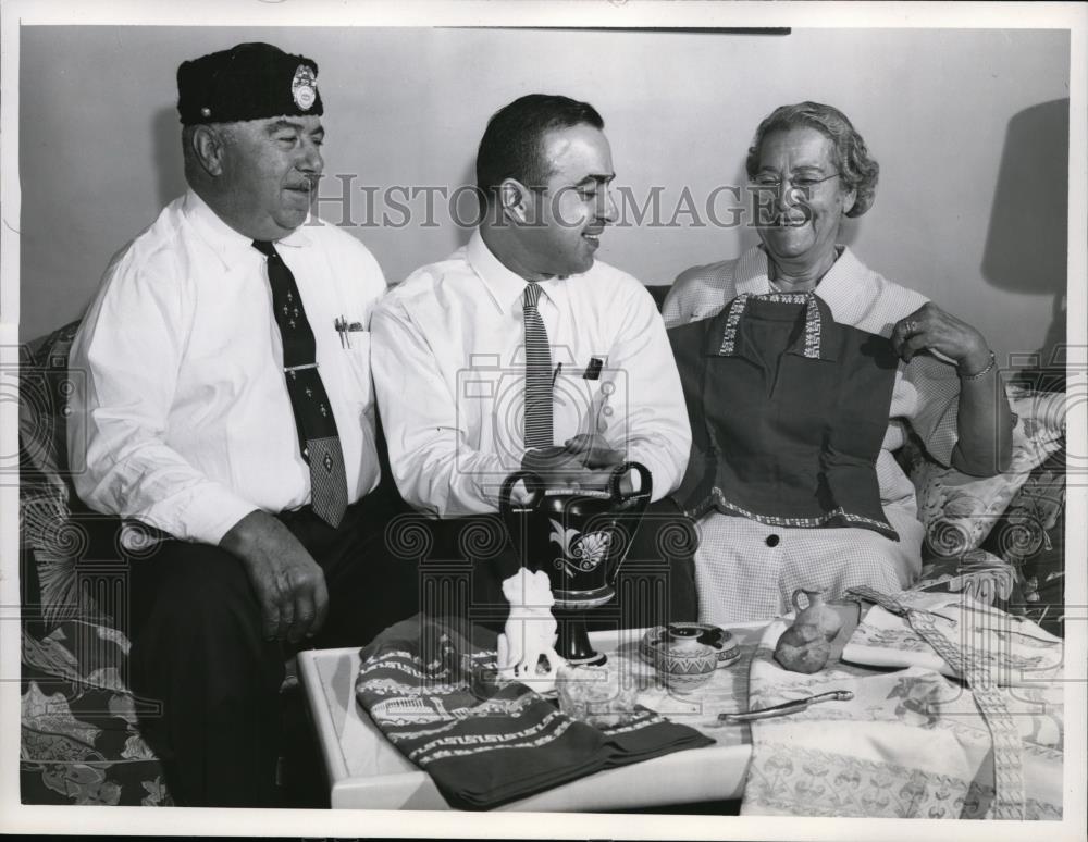 1961 Press Photo Mr &amp; Mrs Peter Sentehalnen &amp; son Angelo in Cleveland Ohio - Historic Images