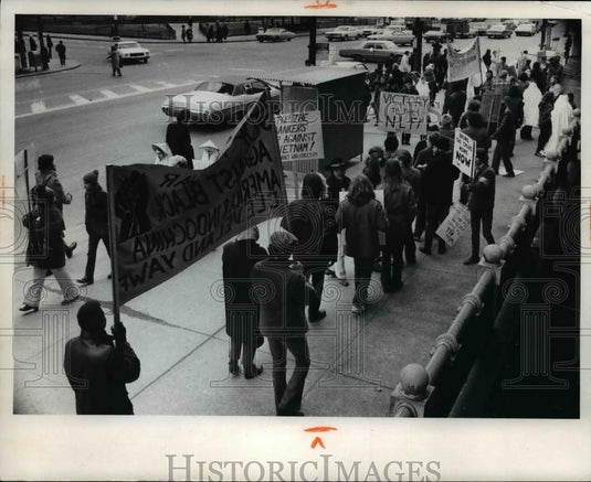 1972 Press Photo Pickets at Old Federal Bldg. protest against Vietnam War. - Historic Images