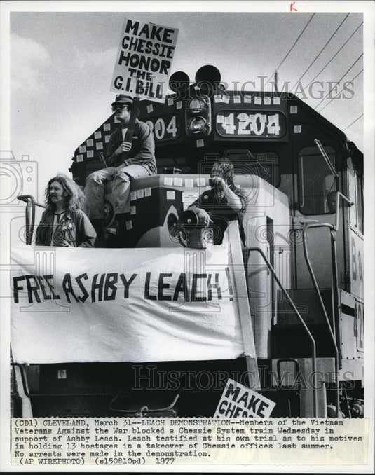 1977 Wire Photo Members of Vietnam Veterans support Ashby Leach - cvw09264 - Historic Images