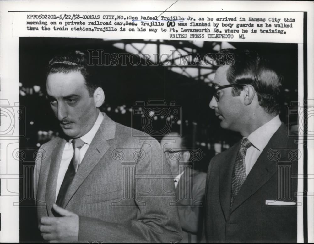 1958 Press Photo Gen.Rafaek Trujillo Jr.arrived in Kansas City on a railroad car - Historic Images