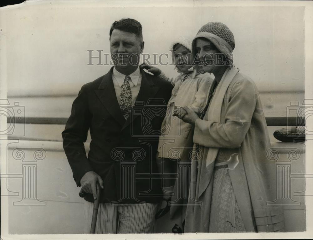 1931 Press Photo Lt MA Schur Navy ace with wife &amp; daughter Virginia on Saratoga - Historic Images