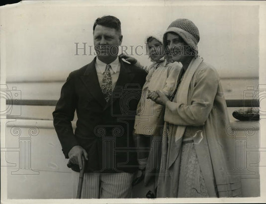 1931 Press Photo Lt MA Schur Navy ace with wife & daughter Virginia on Saratoga - Historic Images