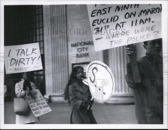 1961 Press Photo Demonstrations at the National City Bank, Cleveland - Historic Images