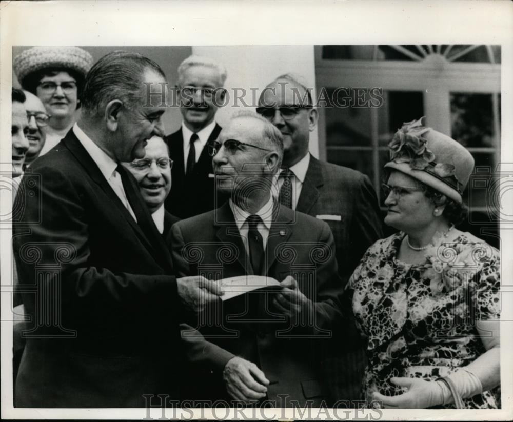 1965 Press Photo William Kappel 20 millionth SSA recipient, President Johnson - Historic Images