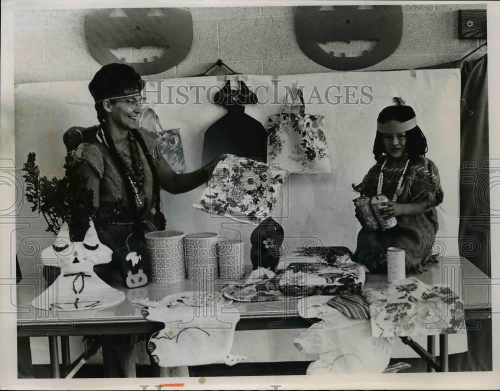 1966 Press Photo Mrs John Mesvogel &amp; son Kevin with crafts display in Cleveland - Historic Images