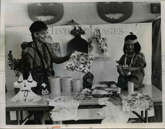 1966 Press Photo Mrs John Mesvogel & son Kevin with crafts display in Cleveland - Historic Images