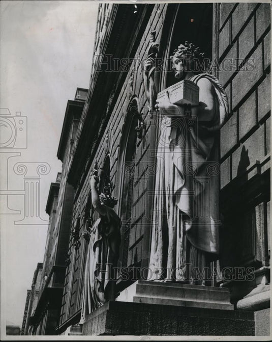 1945 Press Photo Statue at the entrance to Fedeal Reserve Bank. - cva81302 - Historic Images