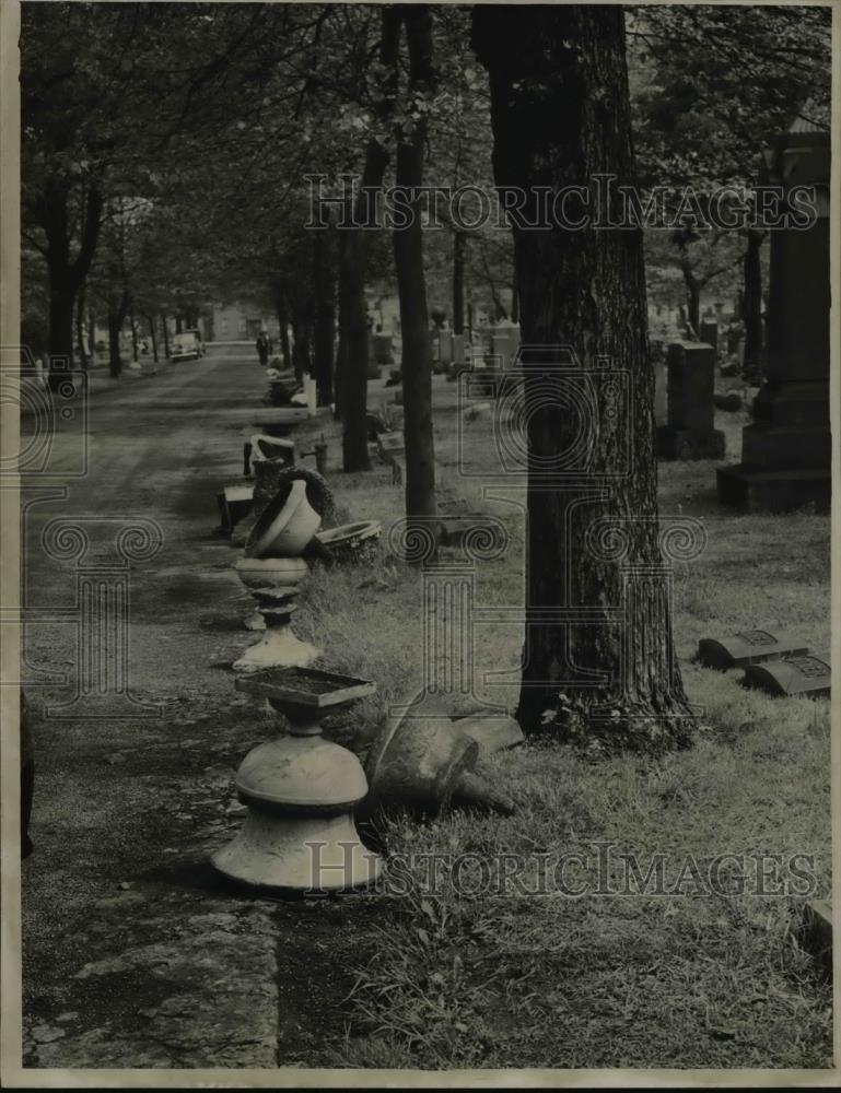 1947 Press Photo Woodland Cemetery - cva83954 - Historic Images