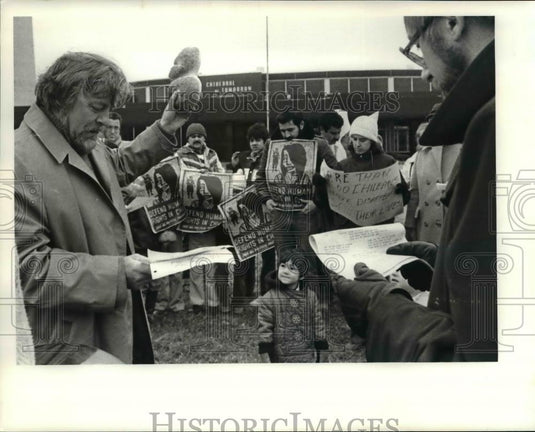 1981 Press Photo Reverend George Hrrbek during the Prayer Service - cva80230 - Historic Images