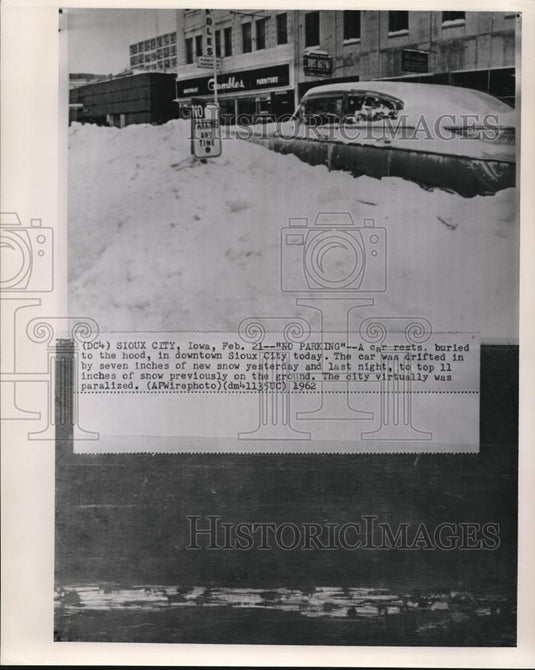 1962 Wire Photo Seven inches of snow buried the car & road in Sioux City - Historic Images