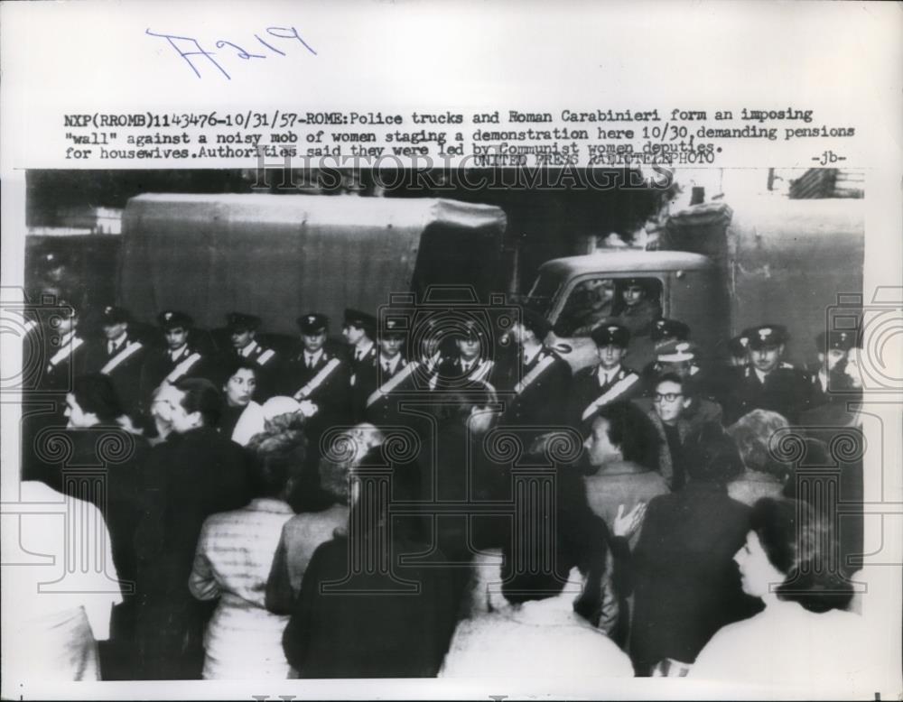 1957 Press Photo Police Trucks and Roman Carabinieri form against mob of women - Historic Images