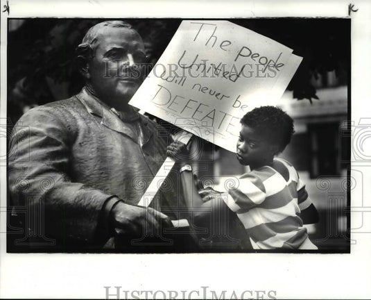 1982 Press Photo Tiffany Williams puts a sing in Tom Johnson's hand during rally - Historic Images