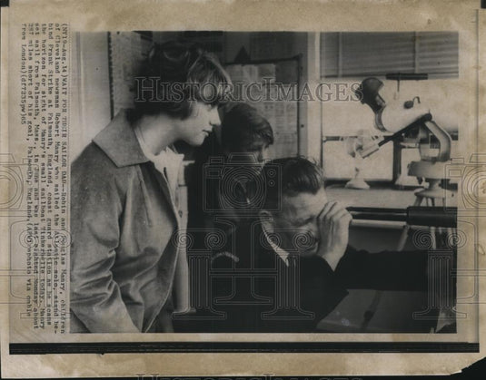 1965 Wire Photo Robin and Douglas Manry behind Frank Strike at Falmouth England - Historic Images