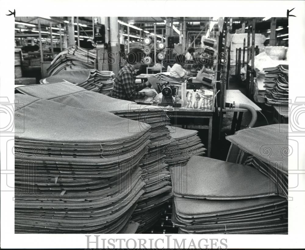 1986 Press Photo Workers cutting &amp; sewing trim at General Motors Corp Division - Historic Images