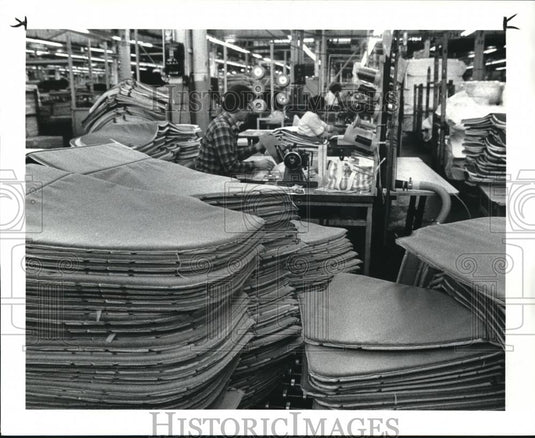 1986 Press Photo Workers cutting & sewing trim at General Motors Corp Division - Historic Images