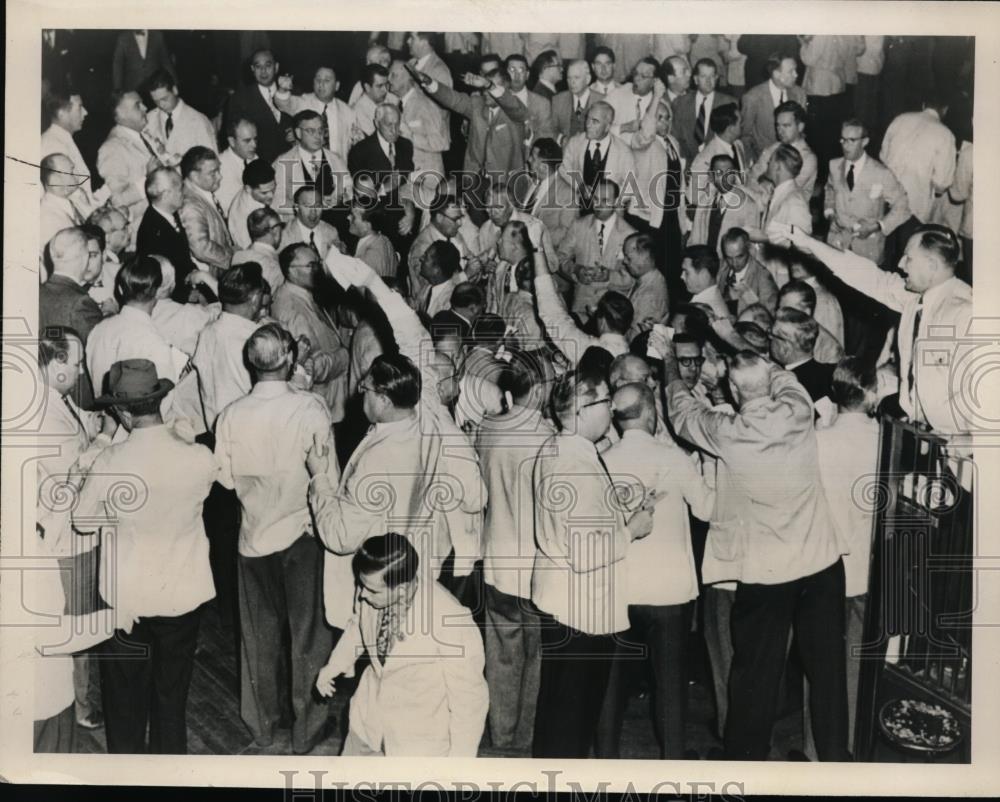 1951 Press Photo Traders on floor of Chicago Stock Exchange for soybean trading - Historic Images