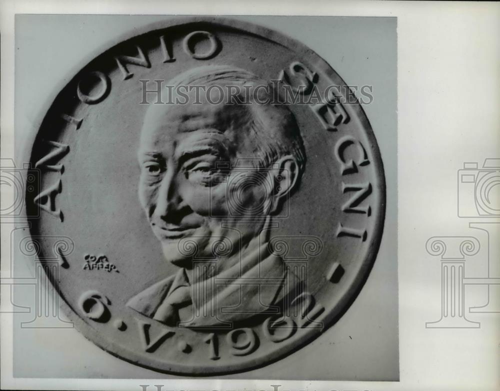 1962 Press Photo Carved portrait of Antonio Segni commemorates Italian politics - Historic Images