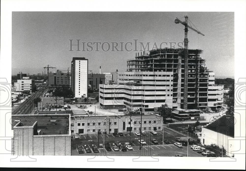 1983 Press Photo The View Looking West along Carnegie Ave.is New Building - Historic Images