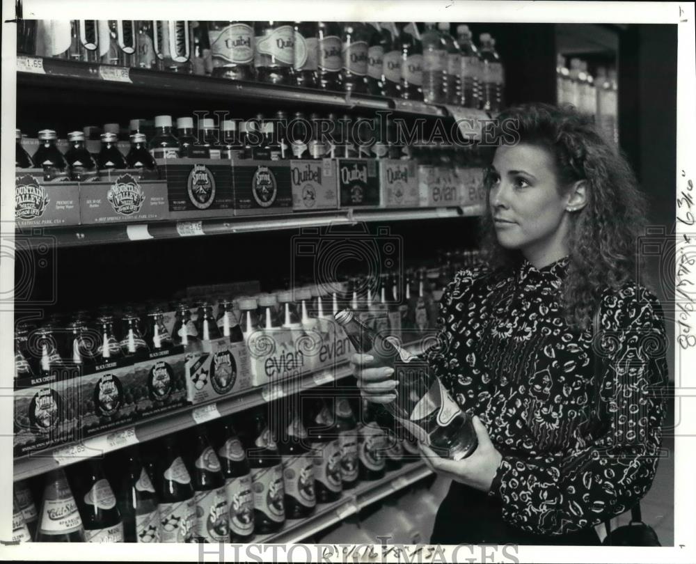 1990 Press Photo Kim Browne of Bay Village, checks the Brands of Bottled Water - Historic Images