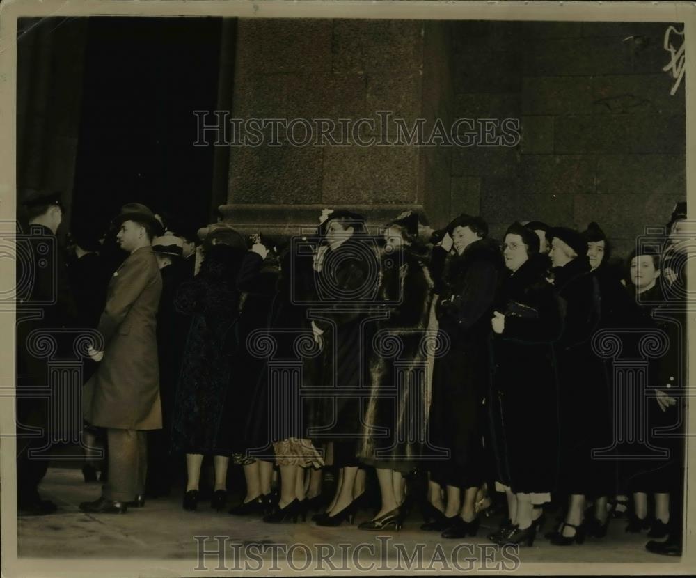 1937 Press Photo Worshippers outside St.Patrick Cathedral waiting to enter. - Historic Images