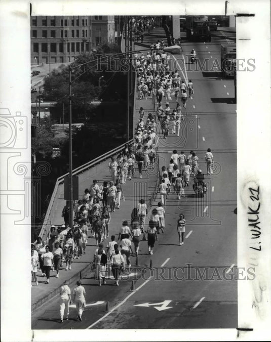 1989 Press Photo The Women's health Walk crosses the Detroit Superior Bridge - Historic Images