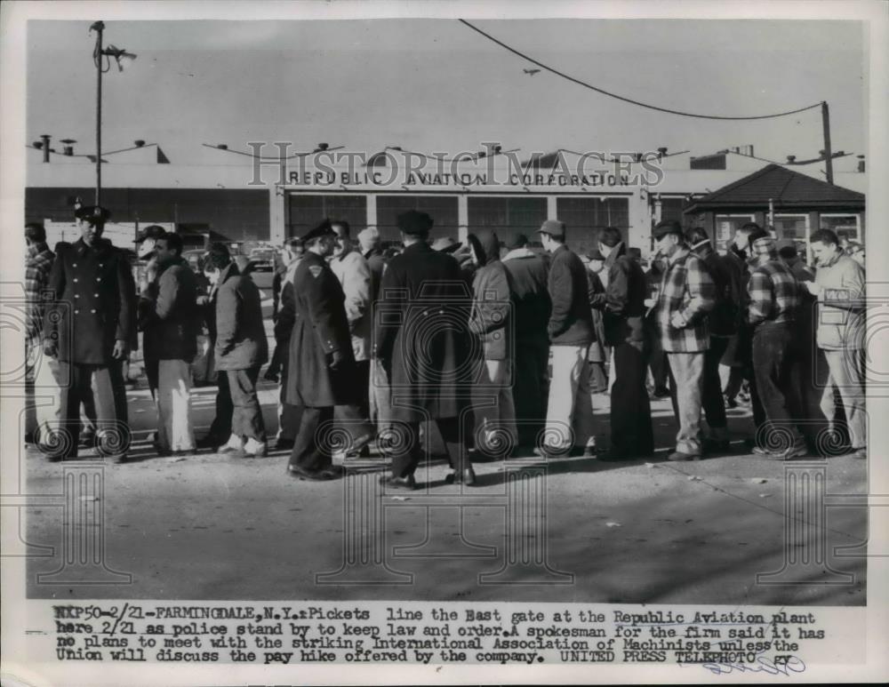 1956 Press Photo Farmingdale NY Republic Aviation Corp strikers &amp; police - Historic Images