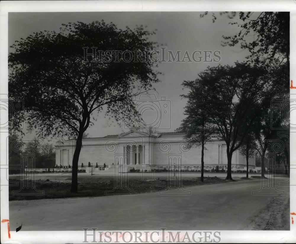 1958 Press Photo The Cleveland Museum of Art before the FIne Arts Garden - Historic Images