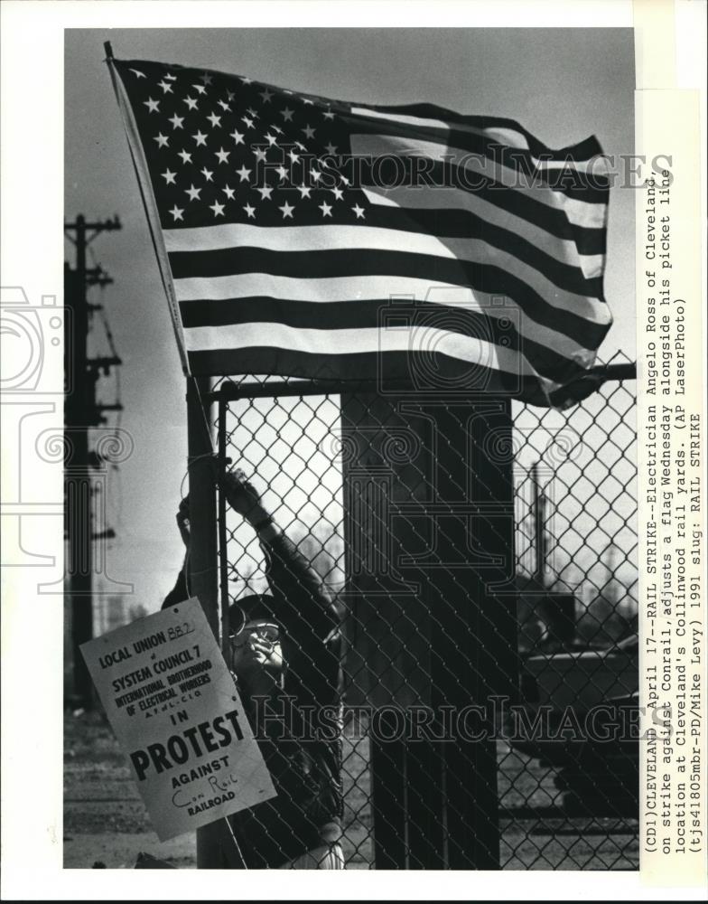 1991 Press Photo Electrician Angelo Ross on Strike Against Conrail - cva98851 - Historic Images