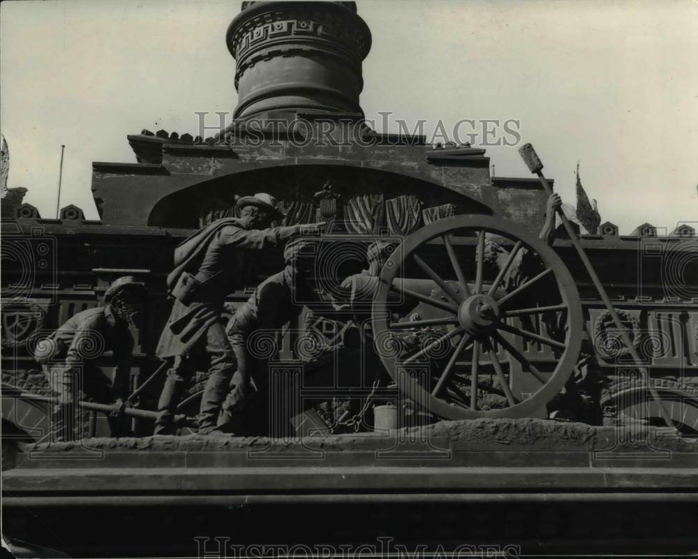 1938 Press Photo The Artillery Group of the Soldiers and Sailors at the Monument - Historic Images