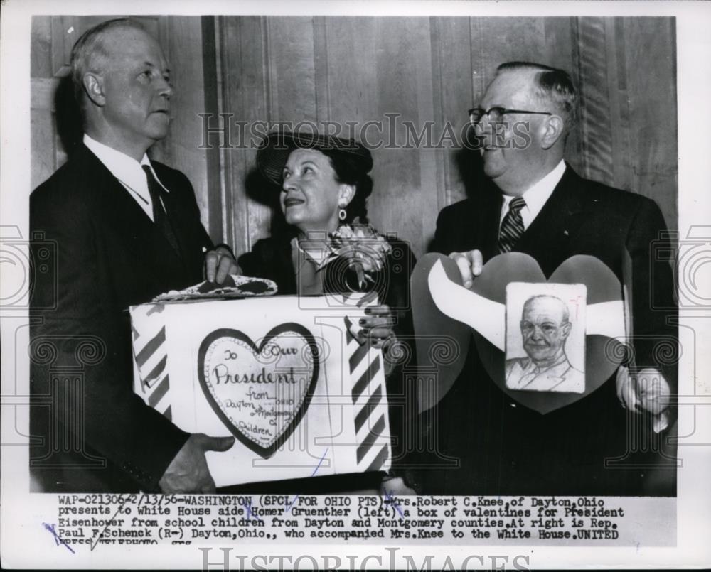 1956 Press Photo Mrs.Robert C.Knee a valentine box to Pres. Eisenhower - Historic Images