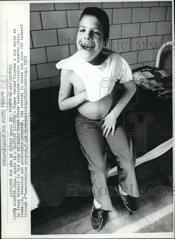 1973 Wire Photo Jimmy Siddles Smile as He Dress Himself  - cvw09354 - Historic Images