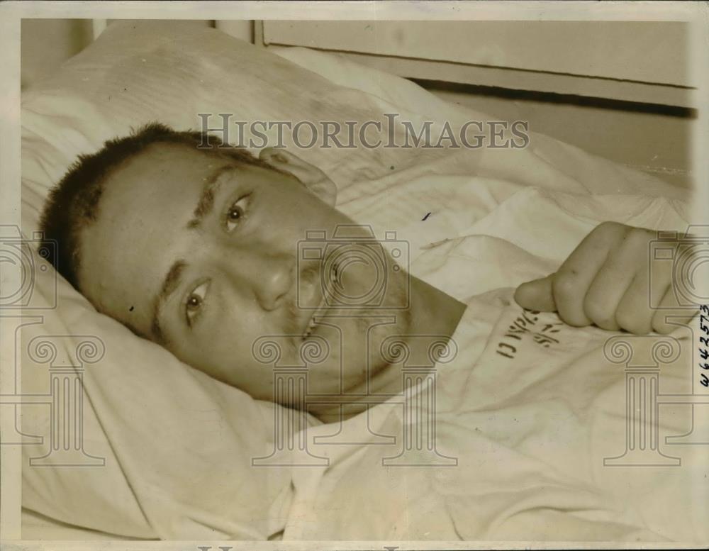 1942 Press Photo Robert Kelly saved after twenty one days adrift in Whale Boat. - Historic Images