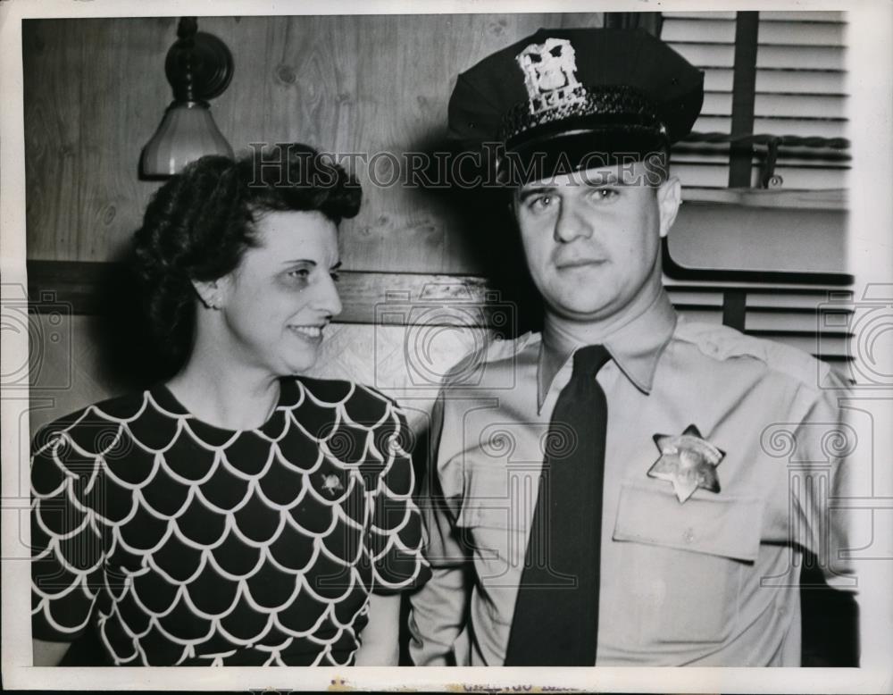 1947 Press Photo Mrs Bernice Ziebel &amp; son Edward a police force hero in Chicago - Historic Images