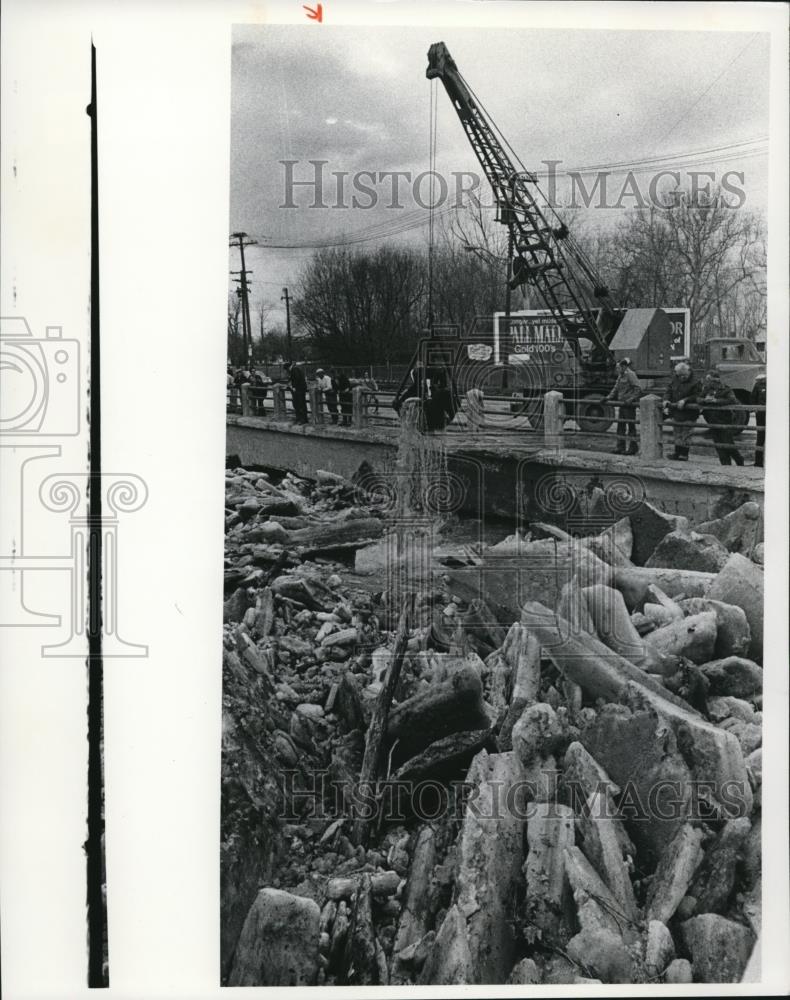 1977 Press Photo Country Engineer breaks up ice flows at Euclid Creek Bridge. - Historic Images