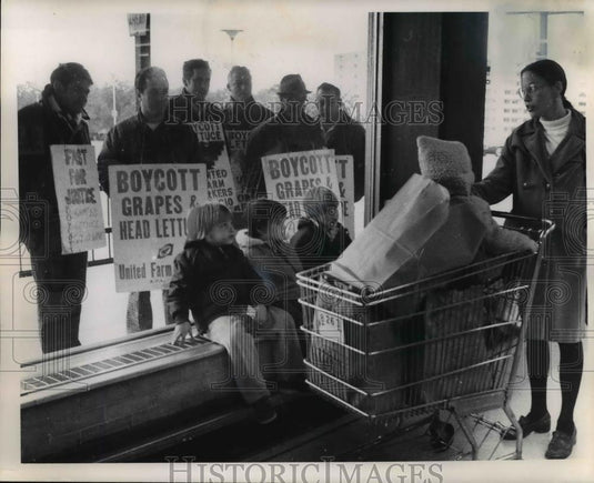 1974 Press Photo Local Unions Picket outside Fisher Fazio Severance Center. - Historic Images