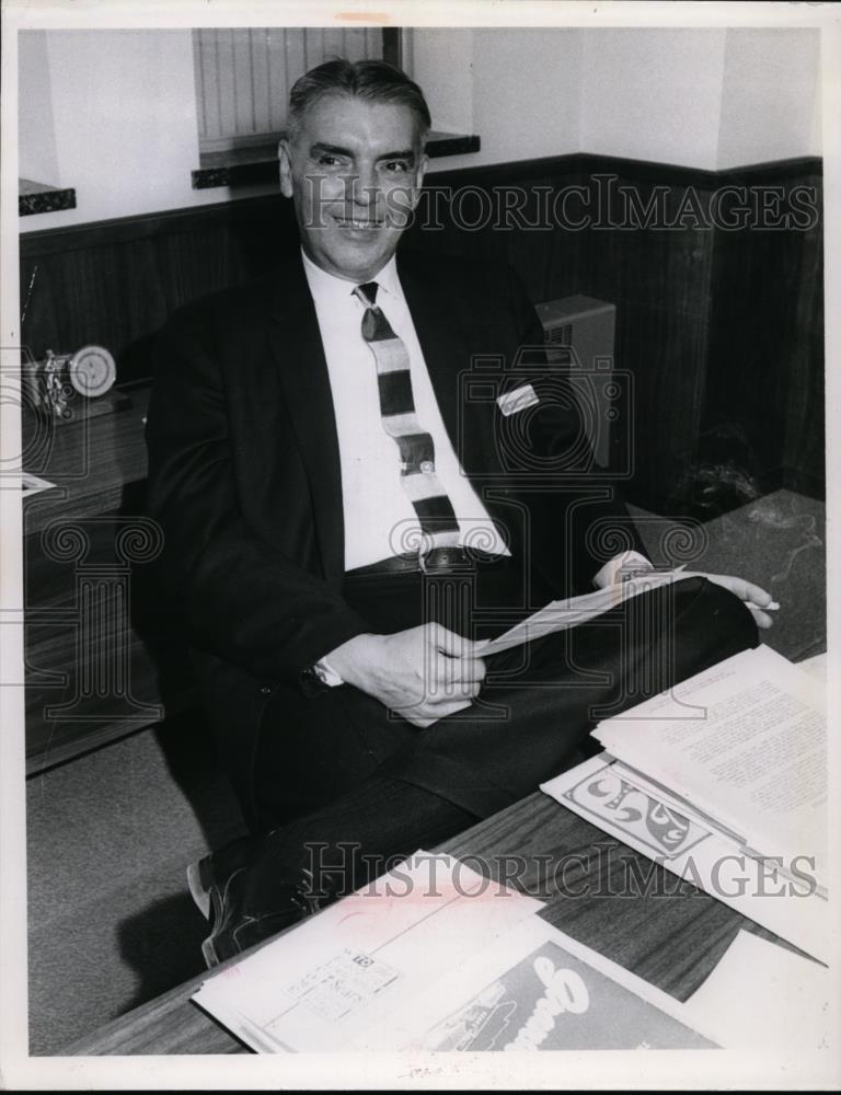 1966 Press Photo Harry Hoskins store manager at Sears in Richmond - nee87809 - Historic Images