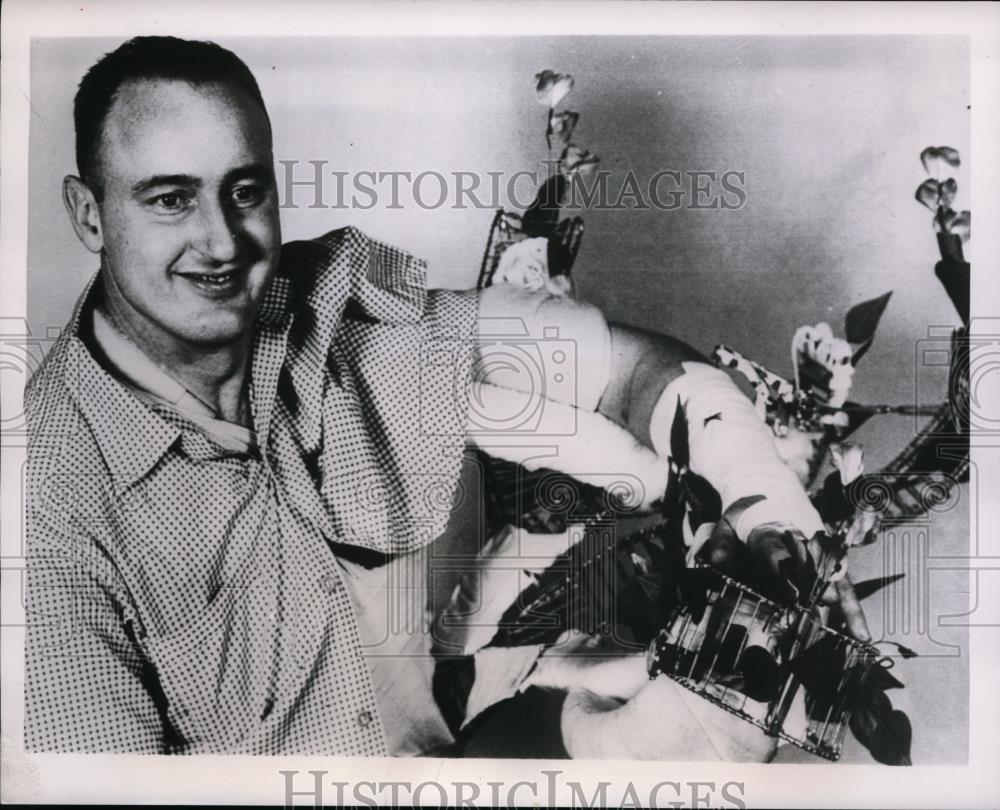 1954 Press Photo Navy Lt.Williams Sells models a well dressed elbow wear - Historic Images