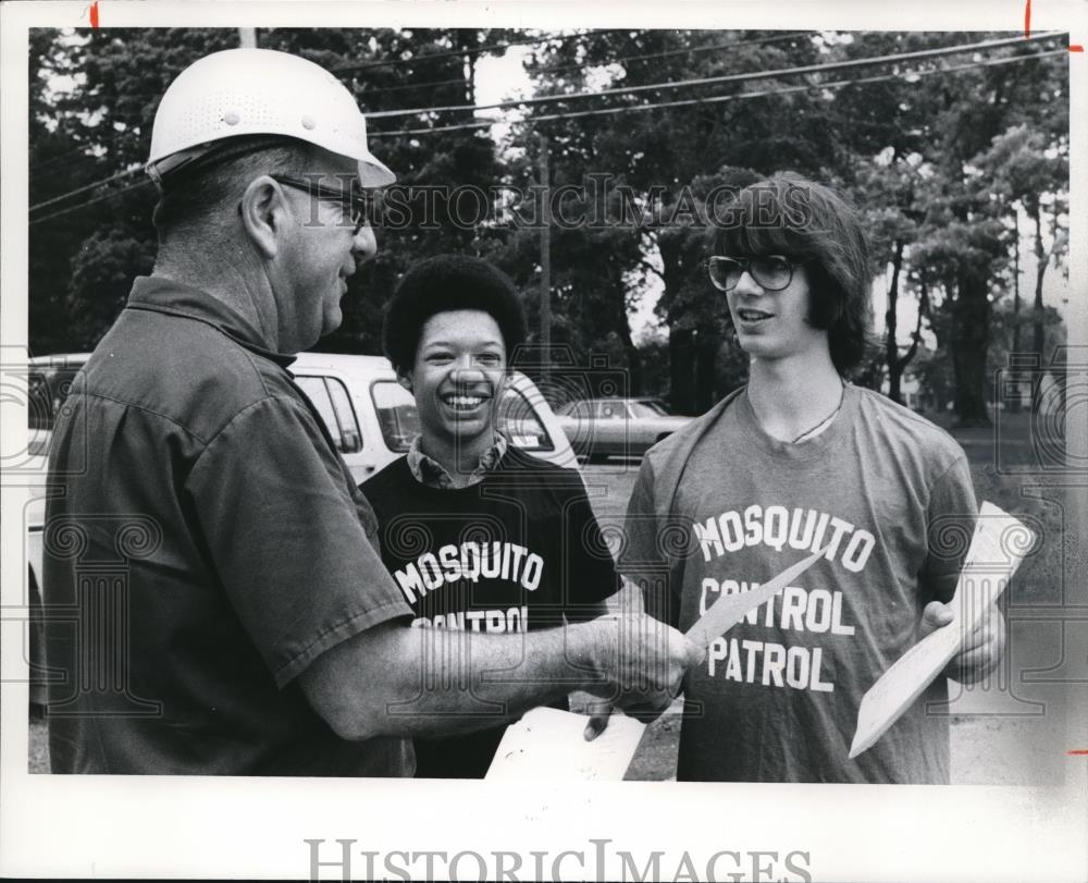 1976 Press Photo The flyers are distributed by the Mosquito Control Patrol - Historic Images