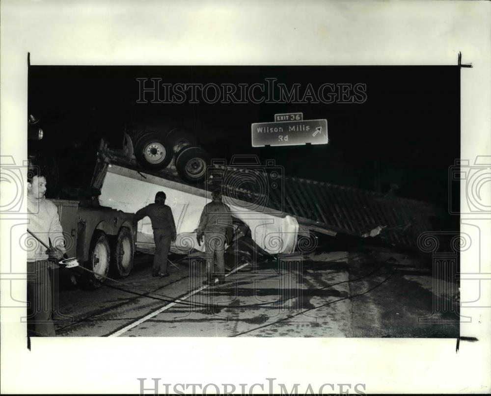 1990 Press Photo The semitrailer truck accident killed a woman driver - Historic Images