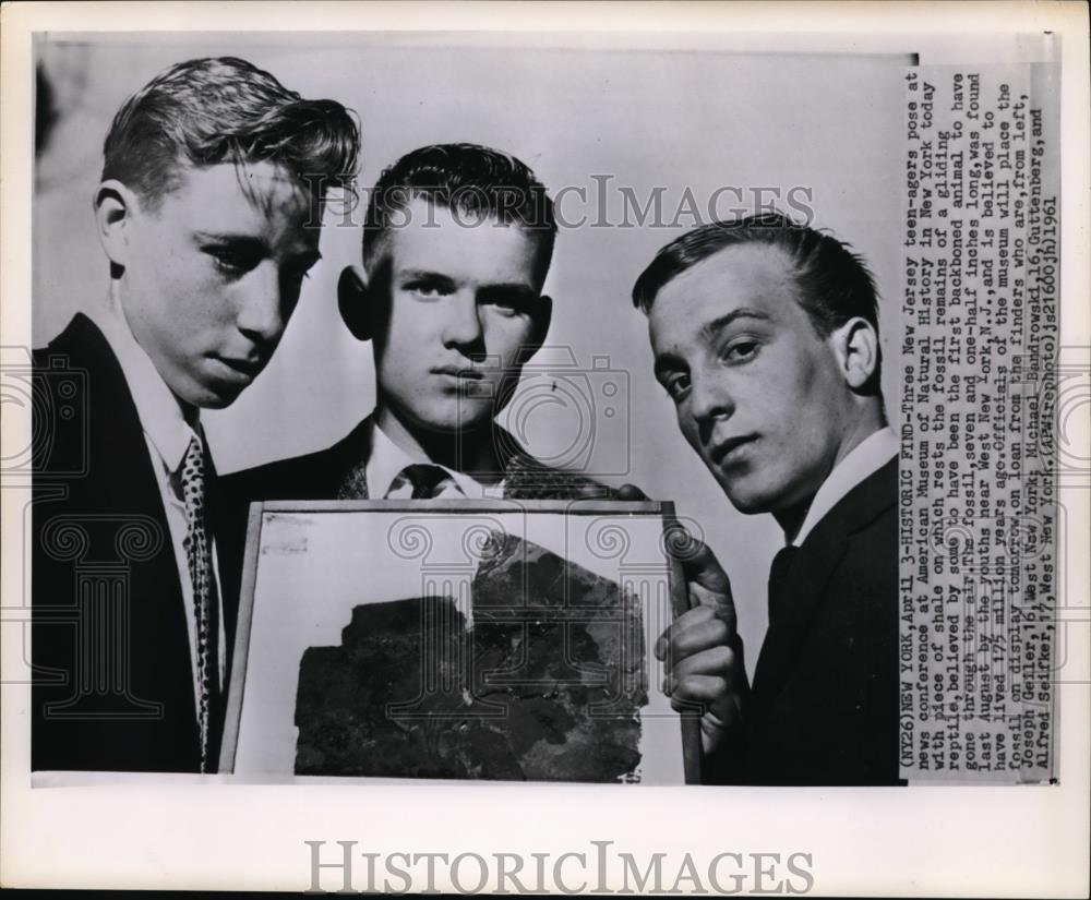 1961 Wire Photo The Three Jersey Teenagers Pose at a News Conference in N.Y - Historic Images